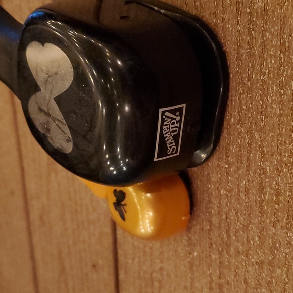 2 paper crafting punches (butterfly shaped) - Picture 2 of 3